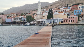 Δήμος Χάλκης: Ξεκίνησε η διαδικασία πρόσδεσης και αγκυροβόλησης της νέας πλωτής εξέδρας
