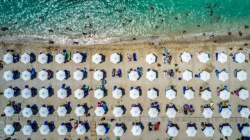 Καύσωνες στη Μεσόγειο  και ακρίβεια αλλάζουν  τις προτιμήσεις των ταξιδιωτών