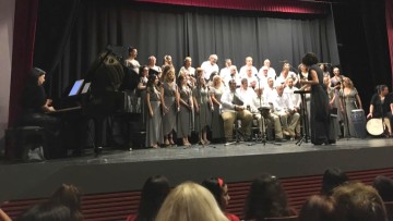«Ηχοχρώματα 2024»- Μία πανδαισία ήχων η ετήσια συναυλία της 40μελούς χορωδίας ενηλίκων του δημοτικού ωδείου