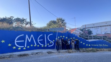 Μαθητές του Εσπερινού Γενικού Λυκείου Ρόδου διακοσμούν τοίχο στο Πλαίσιο του Ευρωπαϊκού Προγράμματος EPAS