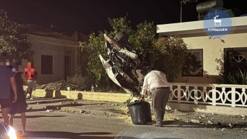 Ανατριχιαστικό τροχαίο στη Ρόδο: Αυτοκίνητο "καρφώθηκε" σε αυλή σπιτιού χθες το βράδυ