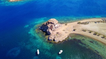 «Πέτρα»: Η συγκλονιστική παραλία της Πάτμου με τα κρυστάλλινα νερά
