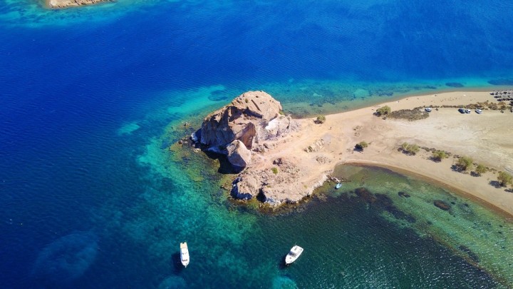 Εναέρια λήψη από drone του διάσημου βράχου Καλικάτσου στην παραλία της Πέτρας