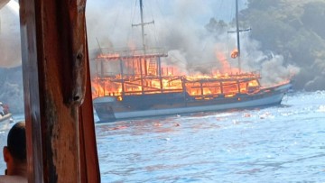 Bυθίστηκε τουριστικό σκάφος που έπιασε φωτιά στη Μαρμαρίδα - Στους 110 οι επιβαίνοντες, 7 τραυματίστηκαν