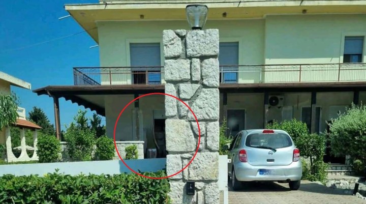 Οδηγός, μέλος του κυκλώματος, μεταφέρει τρόφιμα σε σπίτι κρησφύγετο με μετανάστες που μίσθωνε η σπείρα στη Ρόδο.
