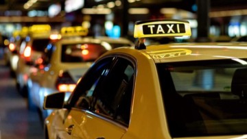 Ταξί: Υποχρεωτική ενημερωτική σήμανση σε όλα τα οχήματα για την αποδοχή πληρωμών με κάρτα