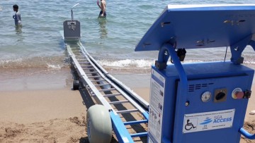 Θρασύτατοι δράστες έκλεψαν μπαταρίες απ' το ειδικό σύστημα πρόσβασης ΑμεΑ σε παραλία της Ρόδου