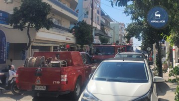 Κινητοποίηση της πυροσβεστικής για φωτιά σε σταθμευμένο όχημα στο κέντρο της πόλης