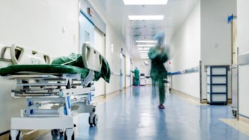 «Ευχαριστούμε τους ανθρώπους στο ΕΚΑΒ και το νοσοκομείο της Ρόδου που έσωσαν το κορίτσι μας»