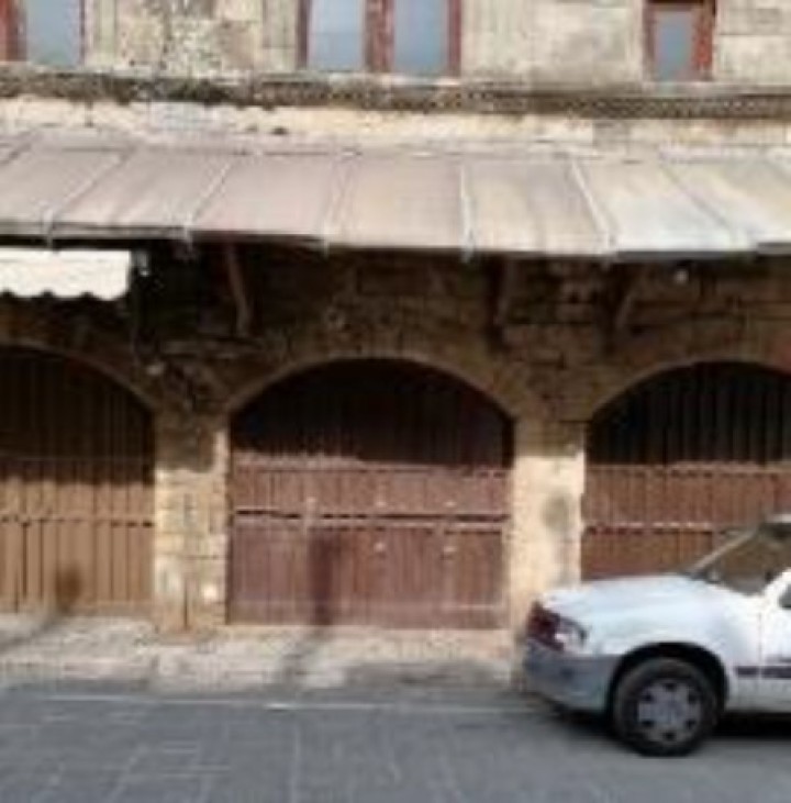 ΚΜ IV-1034 - Πλ. Εβραίων Μαρτύρων 11: Πρόκειται για κατάστημα στο ισόγειο του Ιπποτικού Ναυαρχείου σε μέτρια κατάσταση κενό.