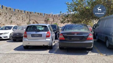 Επιχείρηση αφαίρεσης πινακίδων από σταθμευμένα οχήματα εντός της Παλιάς Πόλης