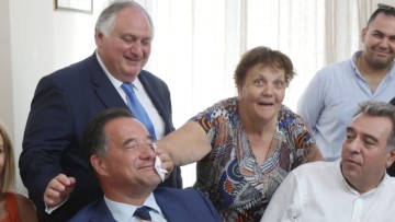 O Άδωνις αφιερώνει φωτογραφίες απο τη Λέρο στον Πολάκη!