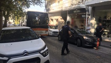 ‘Έντονο μποτιλιάρισμα στην πλατεία Κύπρου, παρενέβη η αστυνομία και «έκοψε» κλήσεις