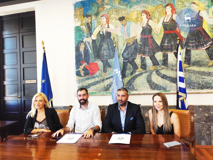 Από αριστερά στη φωτό: η διευθύντρια του Τμήματος Πολιτισμού του ΔΟΠΑΡ Νάνσυ Τρυποσκούφη, ο αντιδήμαρχος Πολιτισμού-Τουρισμού  και πρόεδρος του ΠΡΟΤΟΥΡ Γιώργος Τόππος, ο διευθύνων σύμβουλος του Οργανισμού Τάσος Κωνσταντάρος και η προϊσταμένη της Διεύθυνσης Τουρισμού του δήμου Ρόδου Βεατρίκη Σέρβου