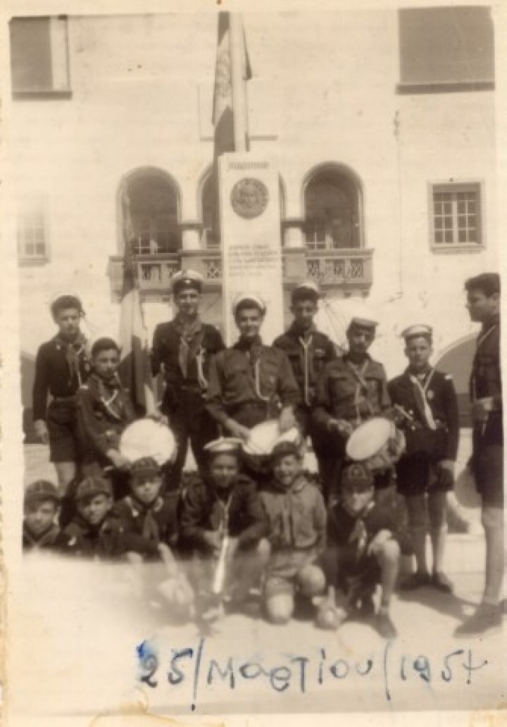 Το μαρμάρινο μνημείο των «πεσόντων» που κατασκεύασε η ΚΕΠΑ στην πλατεία του Διοικητηρίου