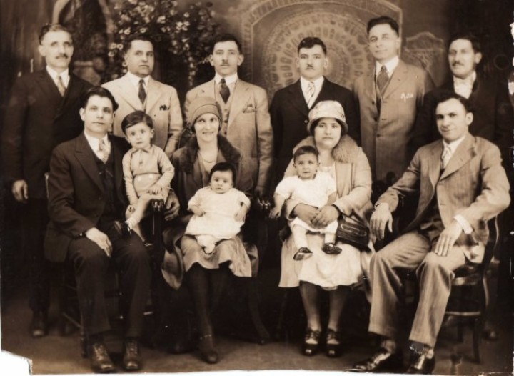 Δεύτερος, από αριστερά, στην τελευταία σειρά ο πρώτος πρόεδρος του «Χρυσόστομου» Χατζημανώλης Ν. Αλεξιάδης