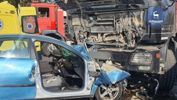 Σφοδρή σύγκρουση φορτηγού με ΙΧ αυτοκίνητο