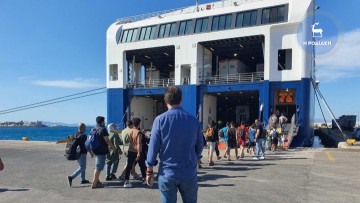 Μεταφέρονται εκτός Ρόδου αυτή την ώρα 160 μετανάστες που είχαν κατασκηνώσει σε πάρκα και πλατείες