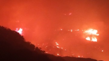 Σε εξέλιξη φωτιά στον ΧΥΤΑ Καρπάθου στην περιοχή Μενετές