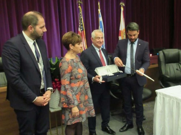 Επίσκεψη αντιπροσωπείας του Δήμου Χανίων, σε τελετή αδελφοποίησης με το Τάρπον Σπρινγκς, επιδίδει αναμνηστικό δώρο στον δήμαρχο, Χρυσόστομο Αλαχούζο. ΦΩΤΟΓΡΑΦΙΑ: ΑΡΧΕΙΟ «Ε.Κ.»/ΣΤΑΥΡΟΣ ΜΑΡΜΑΡΙΝΟΣ