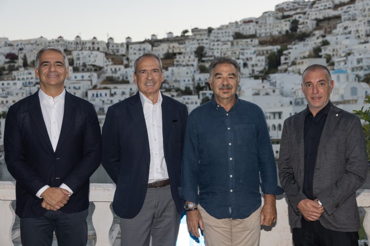 Από αριστερά προς τα δεξιά: Χάρης Χηνιάδης, Γυναικολόγος Αναπαραγωγής, συνιδρυτής του σωματείου Be-Live, Μιχάλης Βλασταράκης, Γενικός Διευθυντής Marketing & Εταιρικής Επικοινωνίας Eurobank, Νίκος Κομηνέας, Δήμαρχος Αστυπάλαιας, Βασίλης Κελλάρης, Μαιευτήρας - Γυναικολόγος Αναπαραγωγής, συνιδρυτής του σωματείου Be-Live