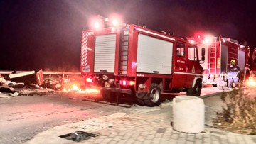 Πάνω από 10 τόνους νερό έριξαν οι πυροσβέστες για να σβήσουν την αποψινή φωτιά στο καταυλισμό των ρομά στο Καρακόνερο