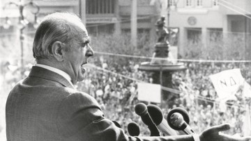 50 χρόνια Νέα Δημοκρατία: Ίδρυση, πρώτες νίκες και το αντίο του Καραμανλή