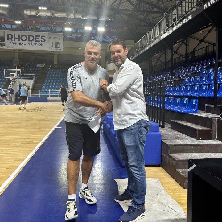Ο Αλέξανδρος Κολιάδης με τον Γιώργο Σιγάλα στο κλειστό της Καλλιθέας στην προπόνηση