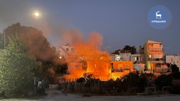 H άμεση επέμβαση της Πυροσβεστικής απέτρεψε τα χειρότερα νωρίς το πρωί