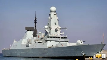 Διαμαρτυρίες από την τουρκική αντιπολίτευση επειδή βρετανικό πλοίο έδεσε στη Ρόδο