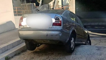 Ρόδος: Έλυσε το χειρόφρενο και πήρε ...σβάρνα τα σκαλιά