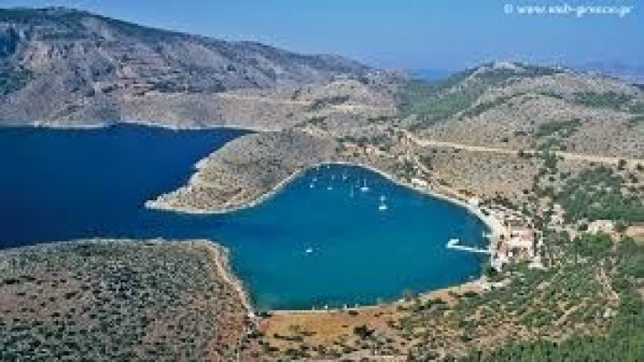 Το φυσικό λιμάνι Πάνορμος. The natural port of Panormos.