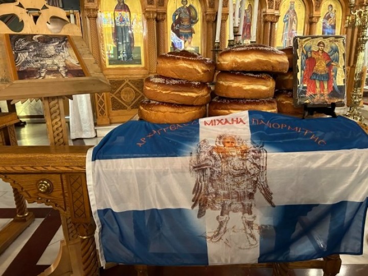 Η εικόνα του Πανορμίτη με τα πεντάρτια και το λάβαρο της «Αίγλης». Panormitis’ icon with the “pentartia” and the banner of “Aegle” (Photo Sotiria Zouroudi-Kontos).