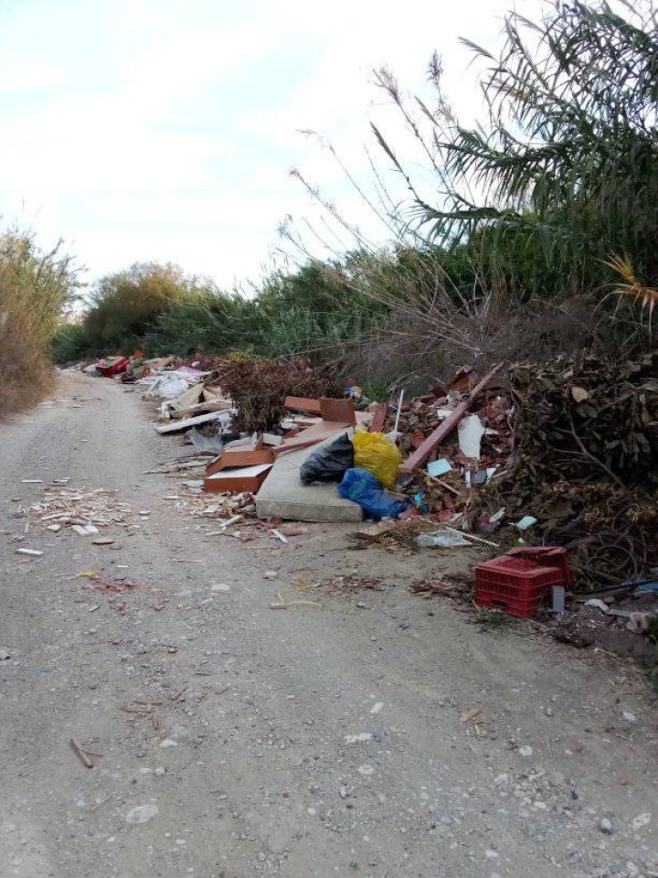 Ο πιο... πολύπαθος παραποτάμιος δρόμος στη Ρόδο:  Δεκάδες φορές καθαρίστηκε και άλλες τόσες έγινε έτσι