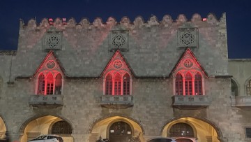 Με χρώματα της ελπίδας φωτίστηκε  το κτήριο της Περιφέρειας Ν. Αιγαίου για την Παγκόσμια Ημέρα Ομφαλικού Αίματος