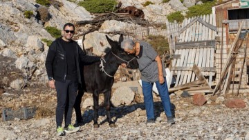 Έφθασε στην Κίναρο και στην κυρά Ρηνιώ ο γαϊδαράκος που θα της κρατάει συντροφιά!