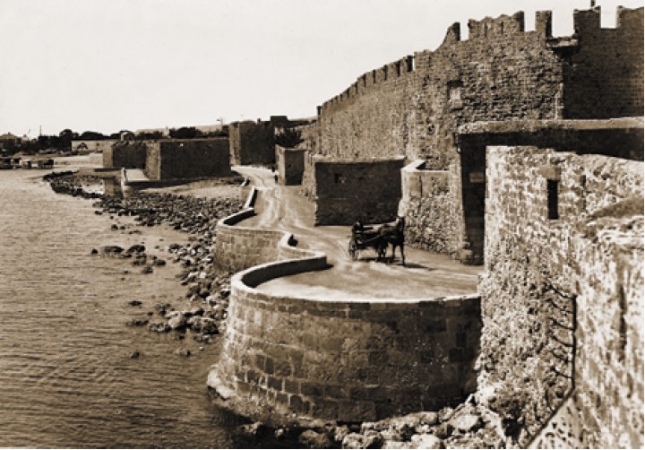 Aποψη από βορειοανατολικά της οχύρωσης στη θέση της μάχης της «γλώσσας» της Ιταλίας, μετά τη διάνοιξη της Via delle Mura d’Italia (1932) [Υπουργείο Πολιτισμού/Εφορεία Αρχαιοτήτων Δωδεκανήσου]