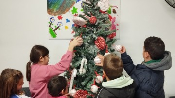 Μαθητές του 1ου Ειδικού Δημοτικού στόλισαν το χριστουγεννιάτικο δέντρο της «Δομής Συσσιτίου» του ΔΟΠ