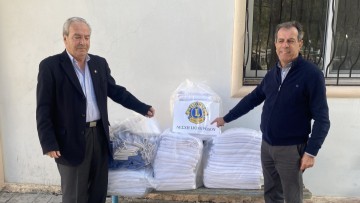 Προσφορά ιματισμού από το Ίδρυμα Lions Ρόδου στο Ίδρυμα Κολυμπίων