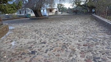 Αναμόρφωση και λιθόστρωση της πλατείας Ευαγγελίστριας στη Νίσυρο