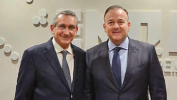 Ο Γιάννης Παππάς συγχαίρει τν Γιώργο Χατζημάρκο για την εκλογή του ως πρόεδρος της Ένωσης Περιφερειών Ελλαδας