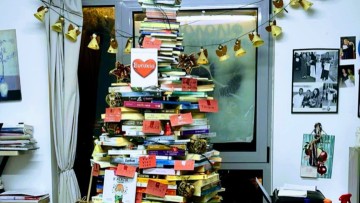 Ένα μοναδικό βιβλιόδεντρο δημιούργησε η φιλόλογος Γιούλη Κωνσταντάκη