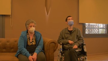 Ο 22χρονος Μανώλης δίνει τη δική του μάχη για να επανέλθει στην κανονικότητα (video)