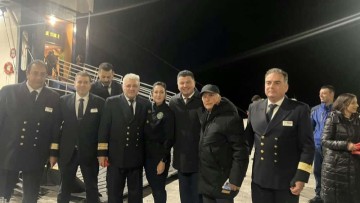 Μια ξεχωριστή αλλαγή χρόνου στο λιμάνι της Πάτμου, με πρωταγωνιστές το πλοίο Blue Star 2, το πλήρωμα του, και τους κατοίκους του νησιού