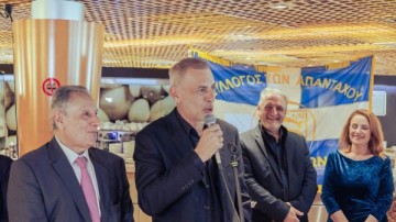 Τιμητική βράβευση στον Δήμαρχο Πειραιά, Γιάννη Μώραλη από τον σύλλογο Απανταχού Καρπαθίων