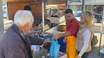 Στη Λαϊκή Αγοράτης Ρόδου η Μίκα Ιατρίδη: «Οι παραγωγοί, βασικό στοιχείο της οικονομικής δραστηριότητας και της παράδοσης της χώρας μας».