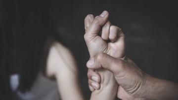 Συνελήφθη 23χρονος Αλβανός στη Ρόδο που χτύπησε και απείλησε τη 19χρονη σύντροφό του