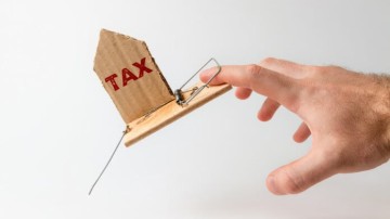 Διπλή παγίδα υπερφορολόγησης σε ελεύθερους επαγγελματίες