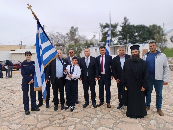Στη φωτογραφία διακρίνονται, μεταξύ άλλων, ο αιδεσιμότατος πατήρ Γεώργιος, ο Ιωάννης Παπαδομαρκάκης, περιφερειακός διευθυντής Πρωτοβάθμιας και  Δευτεροβάθμιας Εκπαίδευσης Νοτίου Αιγαίου, ο δήμαρχος Πάτμου Νικήτας  Τσαμπαλάκης, ο βουλευτής Δωδεκανήσου Ιωάννης Παππάς, ο διευθυντής  του 13ου Δημοτικού Σχολείου Λάρισας, Χρήστος Τσιαμάλος, ο πρόεδρος  του 1ου Δημοτικού Σχολείου Βούλας, Γιώργος Ντουτσούλης.