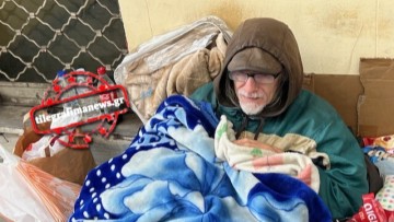 Επιχειρηματίας από τη Ρόδο δίδαξε τι σημαίνει «Ανθρωπιά» – Μοίρασε χρήματα και τρόφιμα σε άστεγους στο κέντρο της Αθήνας